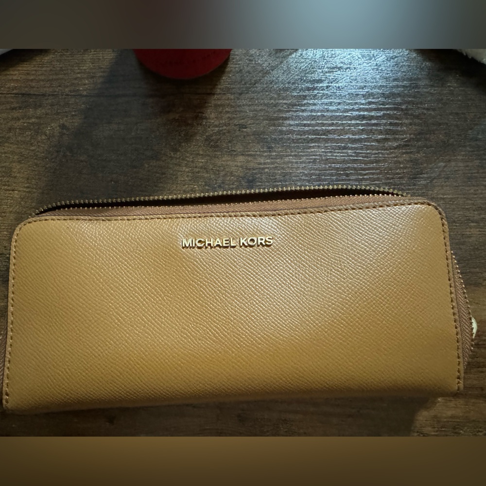 MICHAEL KORS
Leather Continental Wristlet Phone Case Wallet